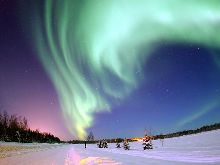 Cực quang là một trong những hiện tượng thiên nhiên kỳ ảo tại vùng địa cựa Alaska.