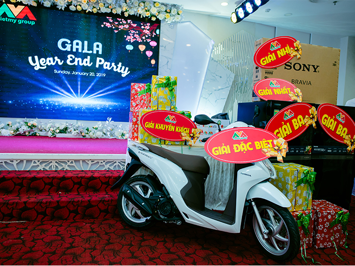 Chương trình bốc thăm trúng thưởng với rất nhiều phần qua hấp dẫn trong đêm Year End Party của Du lịch Việt Mỹ.