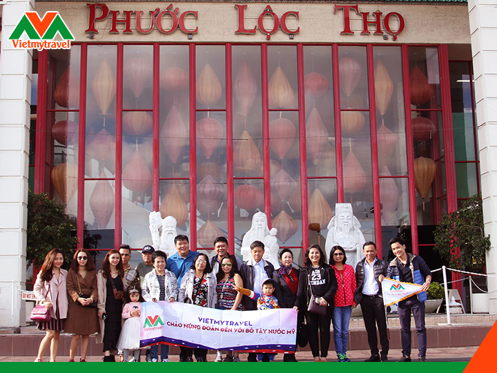 Đoàn Du lịch Việt Mỹ - công ty chuyên tour Mỹ hàng đầu - đã có mặt tại khu thương mại Little Saigon. Khu phố của cộng đồng người Việt tại quận Cam, Tiểu bang California - Hoa Kỳ.